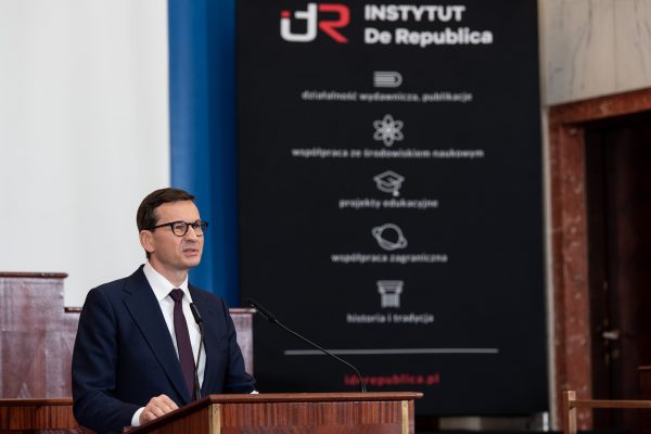 Premier Mateusz Morawiecki w trakcie konferencji Instytutu De Republica