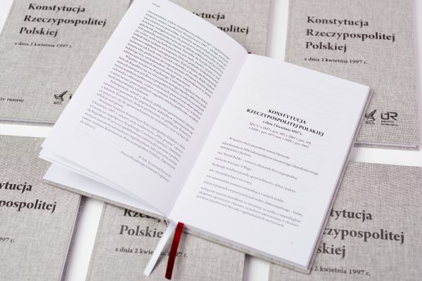 Zdjęcie 7 z 10: Constitution de la République de Pologne du 2 avril 1997.