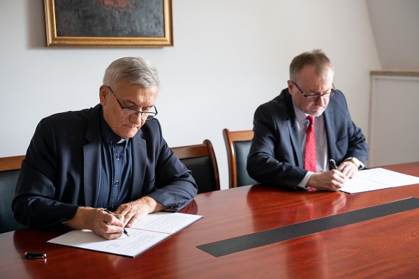 Zdjęcie 2 z 2: Porozumienie o współpracy z Uniwersytetem Kardynała Stefana Wyszyńskiego