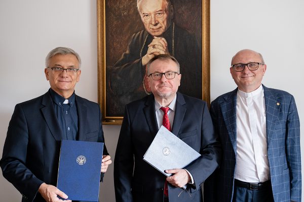 Zdjęcie 1 z 2: Porozumienie o współpracy z Uniwersytetem Kardynała Stefana Wyszyńskiego